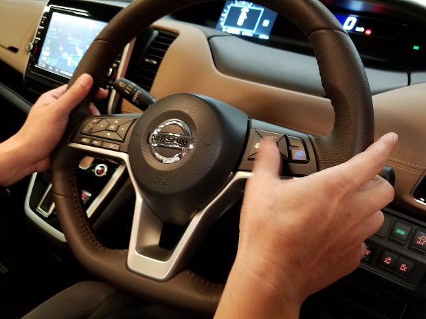 自動運転を開始する「セット」ボタンを押す今沢編集長