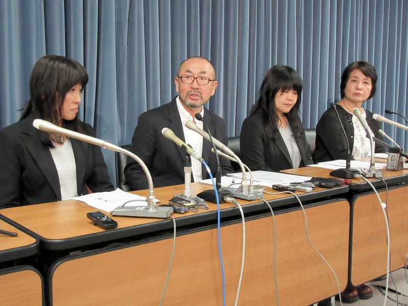 文部科学省に要請後、記者会見する「『指導死』親の会」のメンバー=東京都千代田区の文科省で