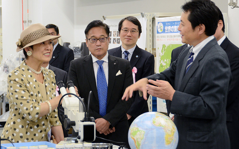 高知大の池原実教授(右)から説明を受ける高円宮久子さま=高知県南国市物部の高知大海洋コア総合研究センターで、柴山雄太撮影