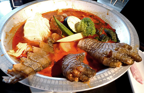 ワニ肉を使った給食登場 つくねみたいな味 大きな口開け 児童ペロリ 大阪 毎日新聞