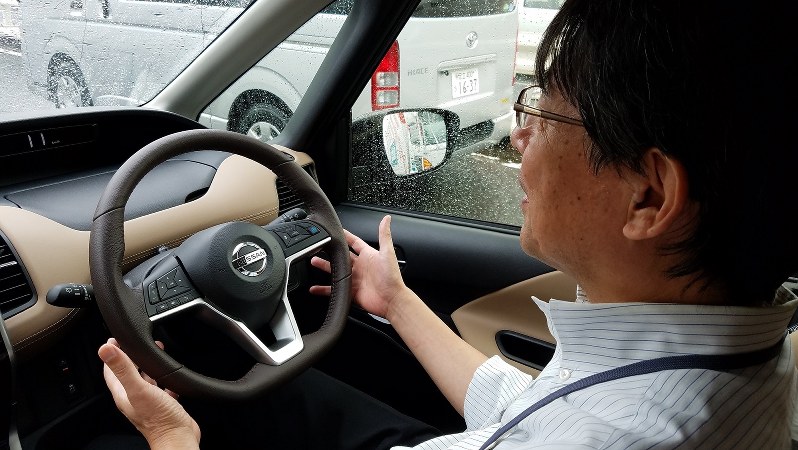 日産自動車の新型「セレナ」に試乗した今沢真・経済プレミア編集長=2016年9月20日、村田由紀子撮影