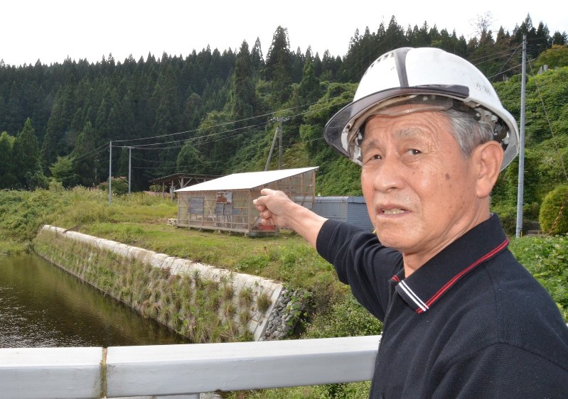 「この辺で仕事をすることもあるんだ」。長く携わる林業について語る小林武美さん=上小阿仁村で