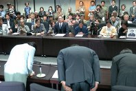 水俣病関西訴訟判決で最高裁が行政責任を認め、原告（奥）に頭を下げる小池百合子環境相ら＝２００４年１０月１５日、環境省で佐々木順一撮影