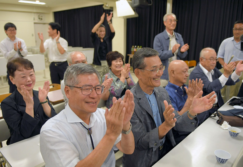 大隅良典・東工大栄誉教授のノーベル医学生理学賞の受賞が決まり、喜ぶ福岡高の同級生や学校関係者=福岡市博多区で2016年10月3日午後6時39分、津村豊和撮影
