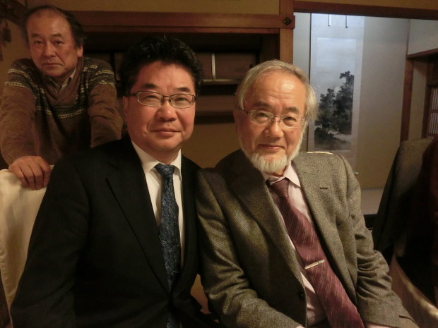 (右から)大隅良典氏と森和俊氏=2015年4月8日撮影、森氏提供