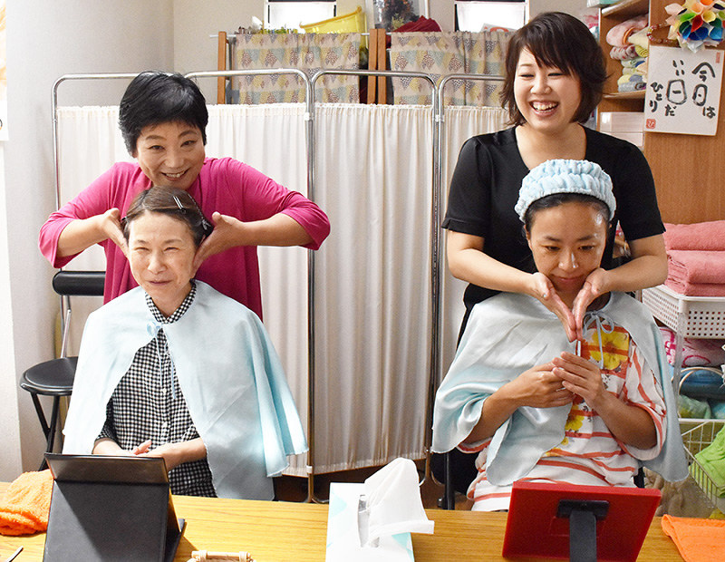 街 ひと 物語 無料で美容レッスン会 長田区 岸本明美さん きれいになれば元気と笑顔 兵庫 毎日新聞