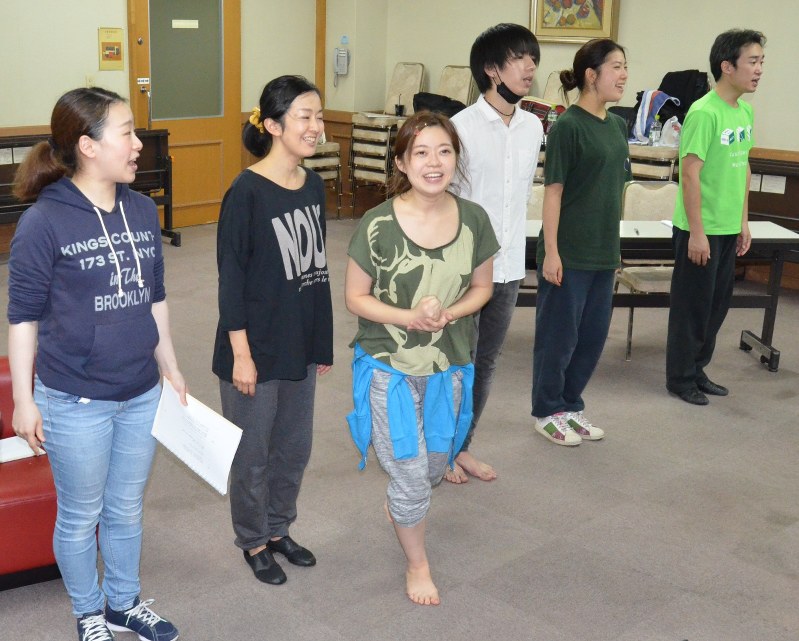 本番に向け練習に熱が入る佐藤まりあさん(左から3人目)ら出演者=西東京市民会館で