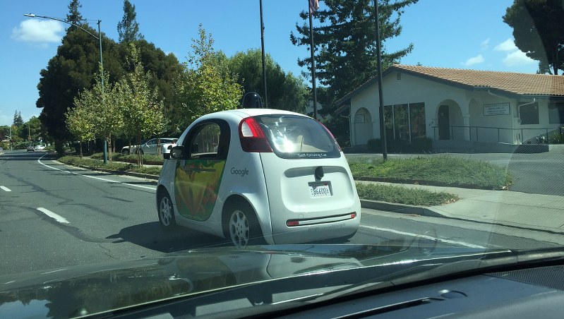 米カリフォルニア州マウンテンビュー市内を走る公道試験中のグーグルの自動運転車=遠藤吉紀撮影