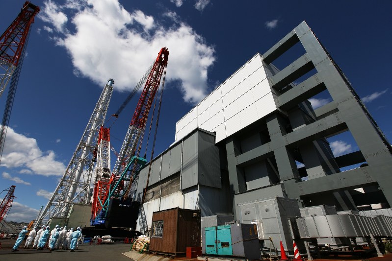 廃炉に向けて工事が続く東京電力福島第1原発4号機=福島県大熊町で2016年6月、小出洋平撮影