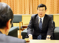 西川一誠知事（手前）と面談する日本原子力研究開発機構の児玉敏雄理事長＝福井県庁で、岸川弘明撮影