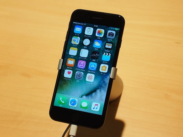 日本では、通信事業者大手3社と、アップル自身がiPhoneを取り扱っている。写真はドコモが販売するもの