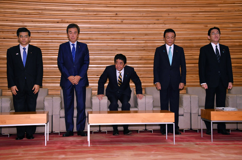 閣議に臨む安倍晋三首相(中央)ら閣僚たち=首相官邸で2016年9月30日午前8時23分、宮間俊樹撮影