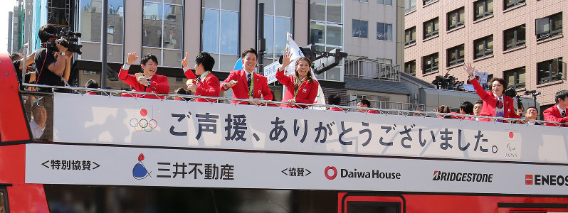 パレードに出発する内村航平選手ら=東京都港区で2016年10月7日午前11時、後藤由耶撮影
