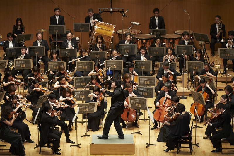 東京フィルハーモニー交響楽団を指揮するバッティストーニ(C)上野隆文