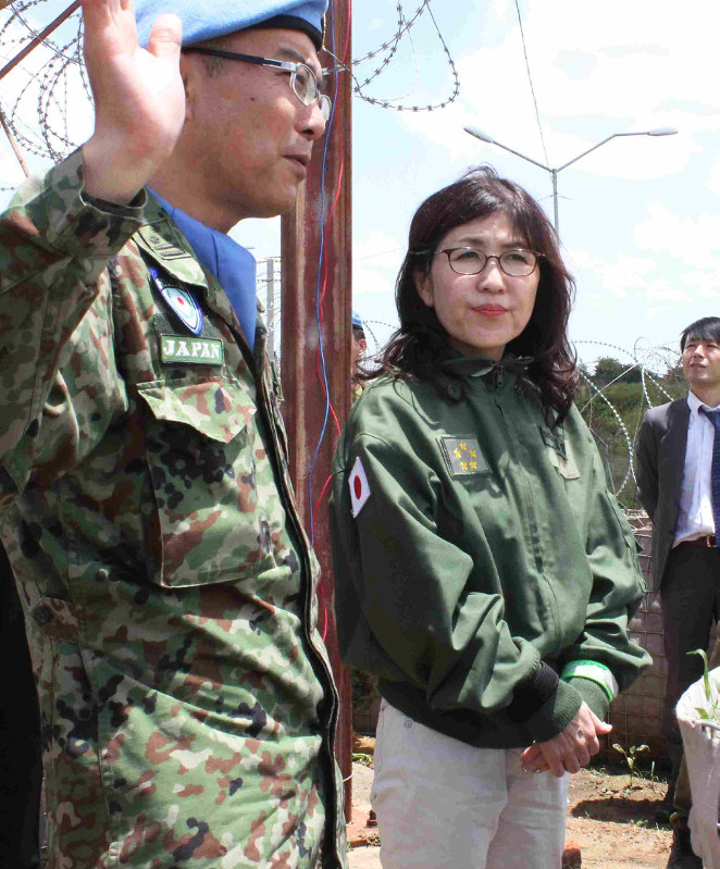 陸上自衛隊施設部隊の隊長から説明を受ける稲田朋美防衛相(右)=南スーダンの首都ジュバで8日、代表撮影