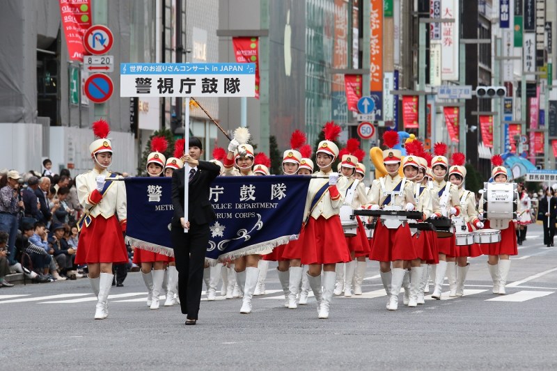 お巡りさんコンサート 銀座で開幕 4カ国音楽隊パレード 写真特集22 31 毎日新聞 お巡りさんコンサート 銀座で開幕 4カ国音楽隊パレード 写真特集22 31 毎日新聞