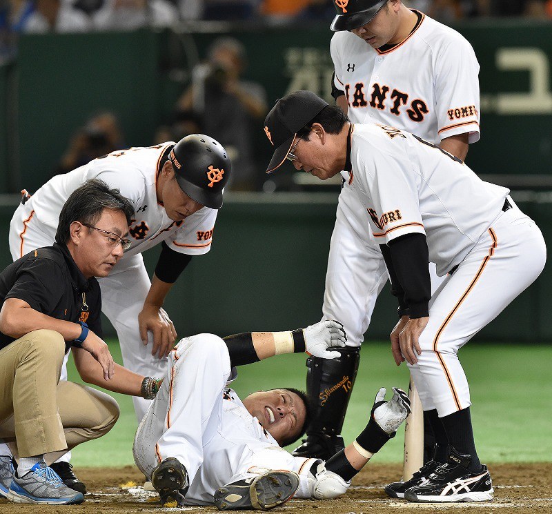 【巨人―ＤｅＮＡ】四回裏巨人無死、デッドボールを受けて苦痛の表情をみせる村田（中央）＝東京ドームで２０１６年１０月１０日、北山夏帆撮影