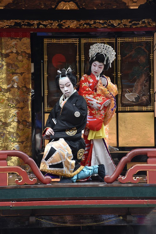 熱演する子ども役者たち=滋賀県米原市米原の湯谷神社で、若本和夫撮影