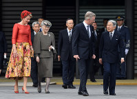ベルギーのフィリップ国王夫妻をお出迎えになる天皇、皇后両陛下＝皇居で２０１６年１０月１１日午前９時２３分、徳野仁子撮影