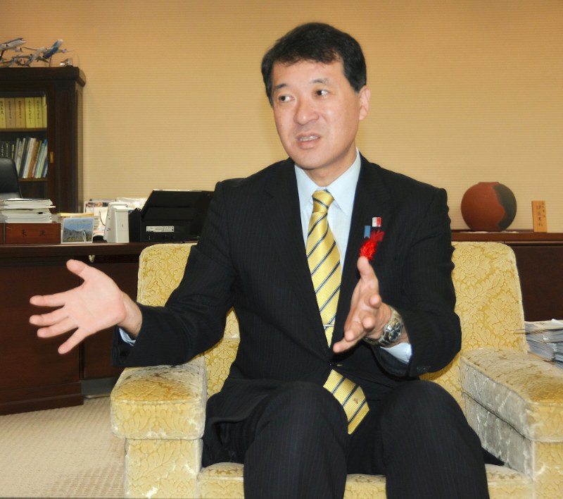 インタビューに答える泉田裕彦・新潟県知事=新潟市中央区の新潟県庁で6日、米江貴史撮影