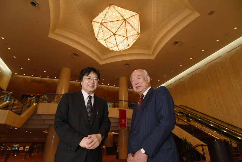 堤剛館長(右)と梅津時比古特別編集委員=東京都港区赤坂のサントリーホールで、根岸基弘撮影