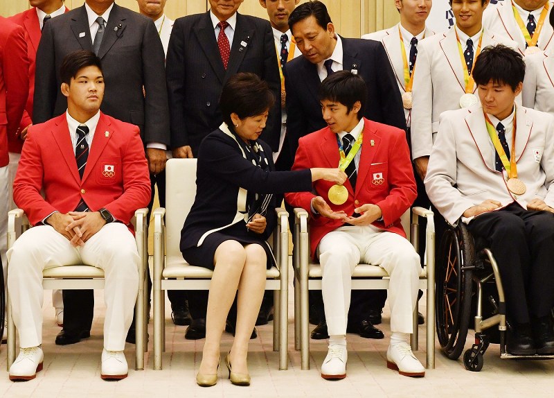 小池百合子 美脚 リオ五輪・パラ：東京ゆかりのメダリスト、都が表彰 [写真特集5/7] | 毎日新聞