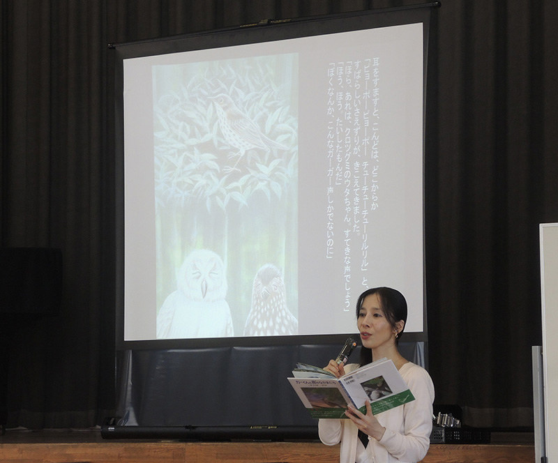 絵本を読む夢ら丘実果さん=香川県三豊市の笠田小学校で、玉木達也撮影