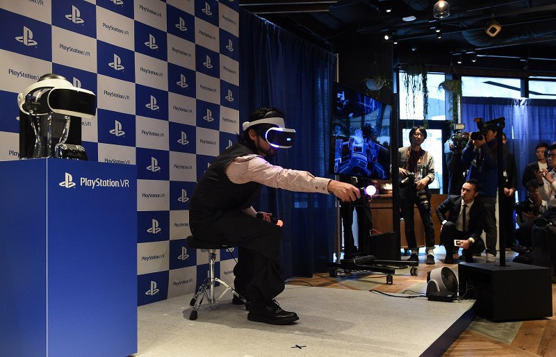 ソニー：「プレステVR」発売 銀座は開店前から列 [写真特集6/11