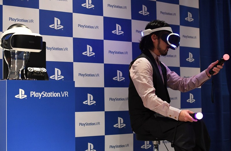 ソニー：「プレステVR」発売 銀座は開店前から列 [写真特集6/11