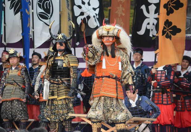 信玄公祭りで俳優の陣内孝則さんが扮した武田信玄=山梨県甲府市の舞鶴城公園で2016年4月9日、滝川大貴撮影