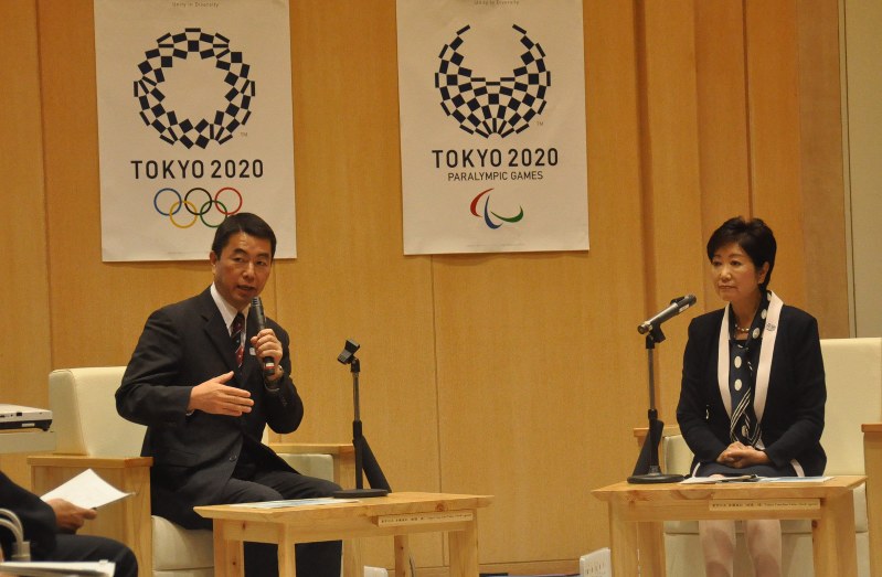 2020年東京五輪のボート、カヌー競技会場を巡り、小池百合子東京都知事(右)と会談する村井嘉浩知事=東京都新宿区の都庁で