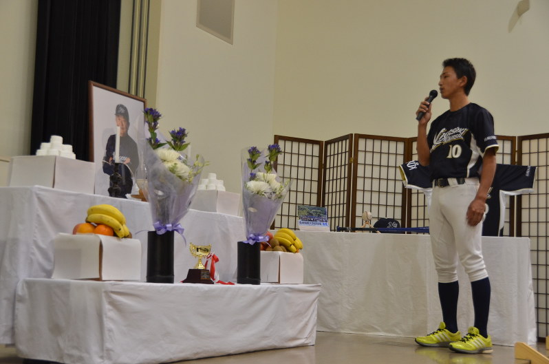 流監督の遺影に優勝を報告する長崎国際大の山崎主将