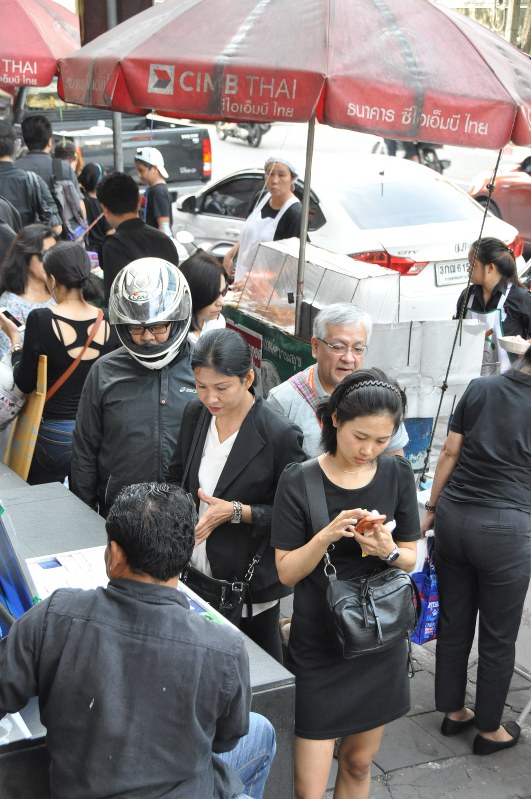 タイ国王死去：「哀悼期間欲しい」皇太子が即位延期求める [写真特集2