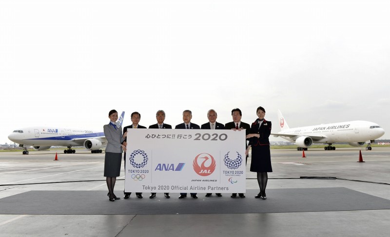 東京五輪：公式エンブレム塗装機お披露目 全日空・日航 [写真特集5/8