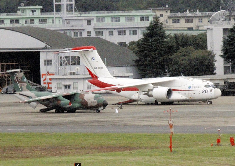 航空自衛隊：初の国産大型輸送機「XC2」など披露 | 毎日新聞
