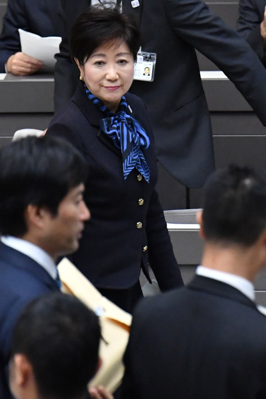 東京都議会が閉会し、議場を後にする小池百合子都知事(奥)=東京都新宿区で2016年10月13日午後2時29分、内藤絵美撮影