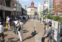 神戸市内でもたびたびヘイトスピーチを伴うデモや街宣が行われてきた＝神戸市中央区のＪＲ元町駅前で、２０１３年６月