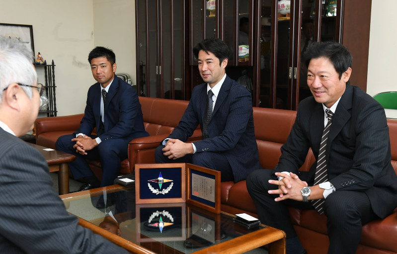 日本選手権を前に毎日新聞福岡本部を訪れ意気込みを語る三菱重工長崎の後藤監督(右)ら