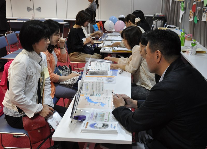 就職相談会で保育所の運営事業者の説明を熱心に聞く保育士ら(左側)=東京都台東区で、桐野耕一撮影