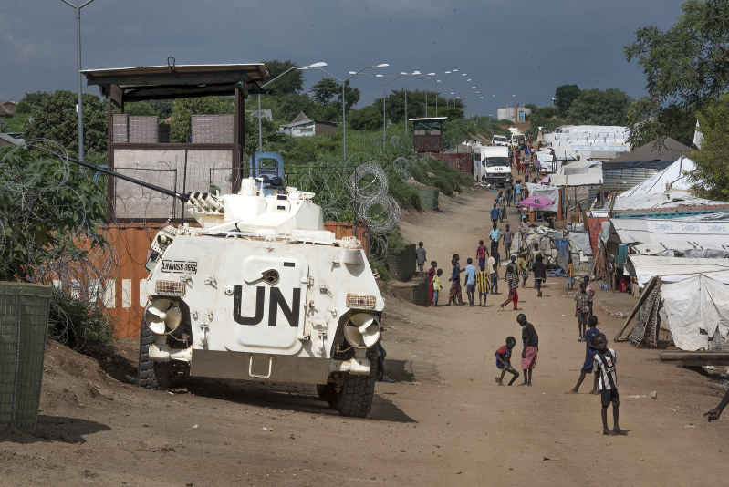 南スーダンの首都ジュバの難民キャンプで活動する国連のPKO部隊=AP
