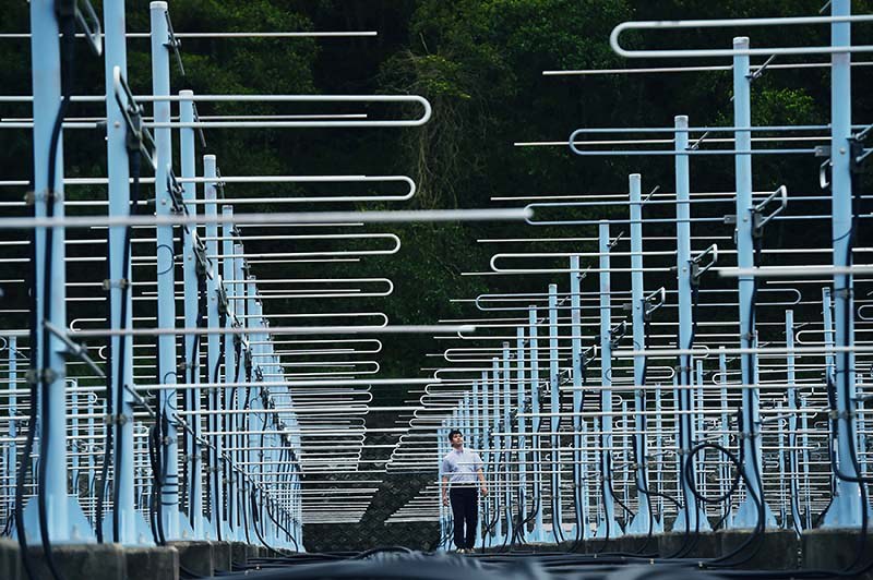 滋賀県甲賀市の山中に、475個ものアンテナが並んでいた。京都大学生存圏研究所の「MUレーダー」だ。それぞれが毎秒2500回という高速で上空に向けレーダーの方向を変えることができ、戻ってきた電波を解析して大気の動きを観測している=山崎一輝撮影