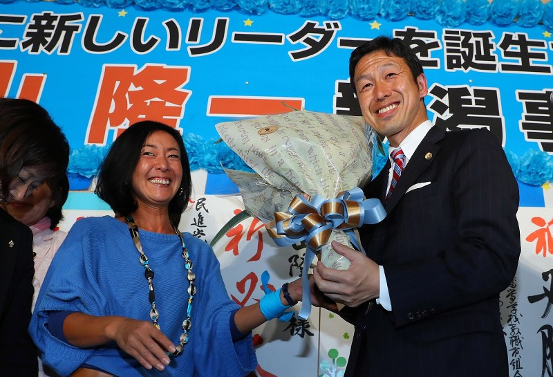 新潟県知事選 米山氏初当選 再稼働反対で与党系破る 写真特集3 15 毎日新聞