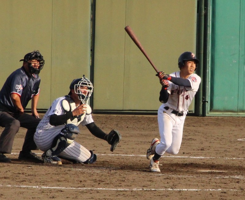 【能代松陵クラブ−富士大学】四回裏富士大2死一、二塁、笠井が右越え本塁打を放つ=北上市下江釣子の市民江釣子球場で