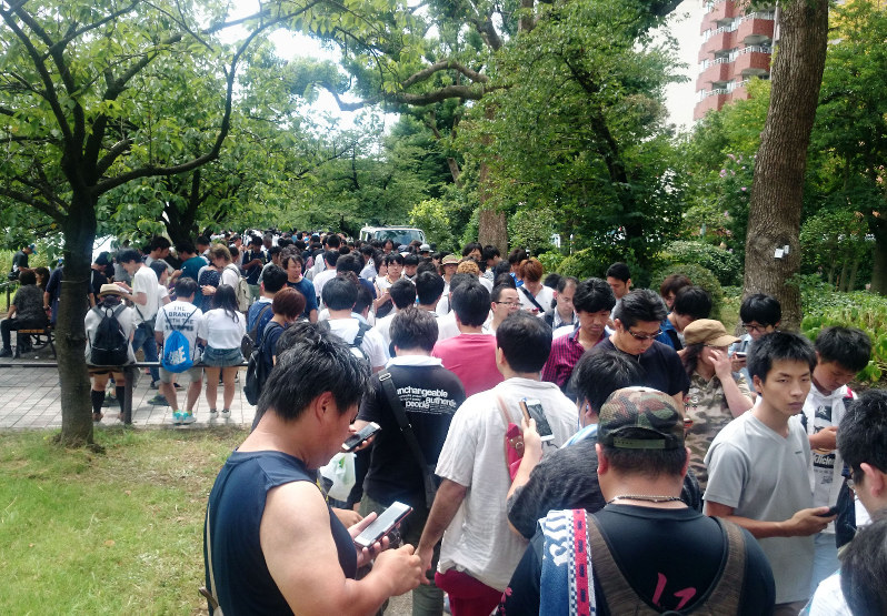 東京・上野の不忍池に集まり、ポケモンGOで遊ぶ人たち=毎日新聞撮影