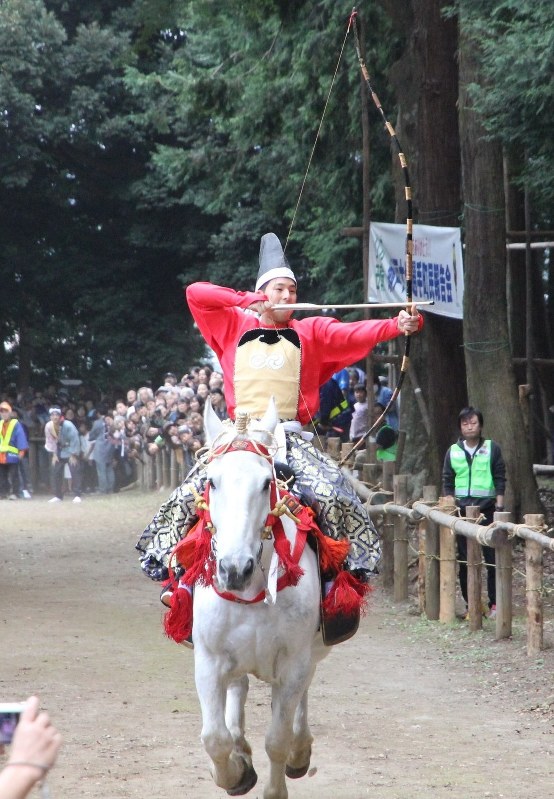 流鏑馬に挑戦するリオデジャネイロ五輪銅メダリストの瀬戸大也選手＝埼玉県毛呂山町の出雲伊波比神社で２０１６年１０月１６日午後０時２１分、仲村隆撮影