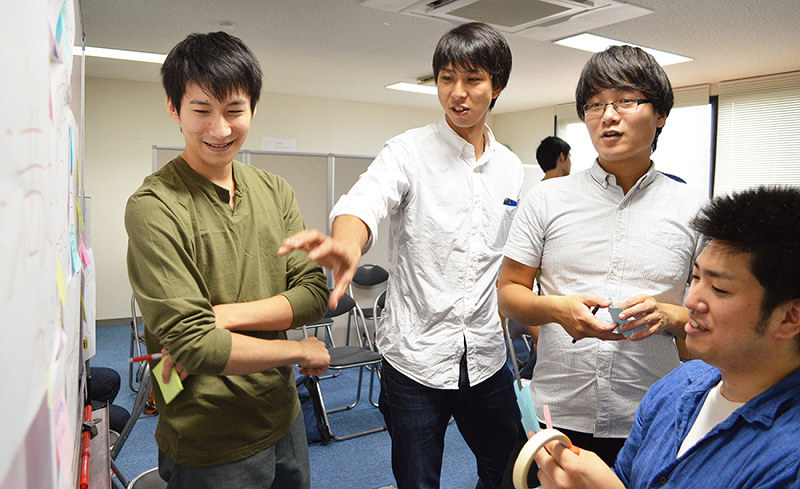 奨学金贈呈式後のワークショップで、池田達拓さん(左端)の夢の実現プランについて講師たちと一緒に話し合う渡剛さん(左から3人目)=大阪府箕面市で、中本泰代撮影