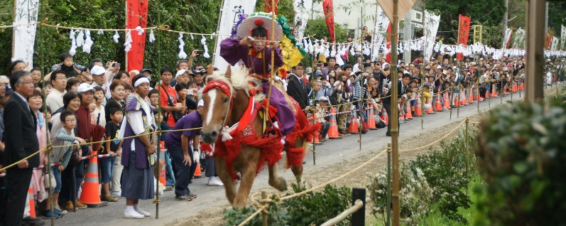 高山流鏑馬 肝付の秋祭り 中学生射手が大役果たす 参道の観衆から拍手 鹿児島 毎日新聞