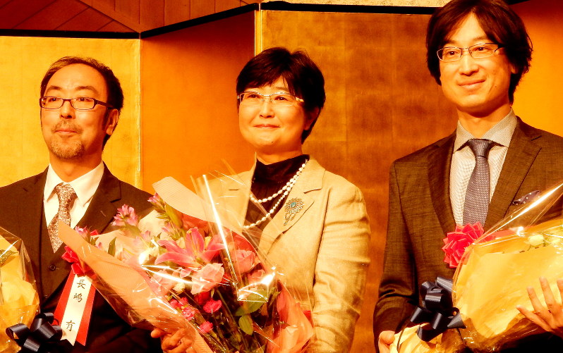 ｔｏｐｉｃｓ 谷崎賞 中央公論文芸賞贈呈式 小説の良さ 未来へ 絲山秋子さんら喜びの声 毎日新聞