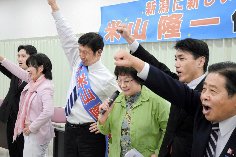 自主投票を決めた知事選で米山氏の支持を表明した民進党県連の黒岩宇洋代表(右から2人目)=新潟県新発田市で2016年10月11日、柳沢亮撮影