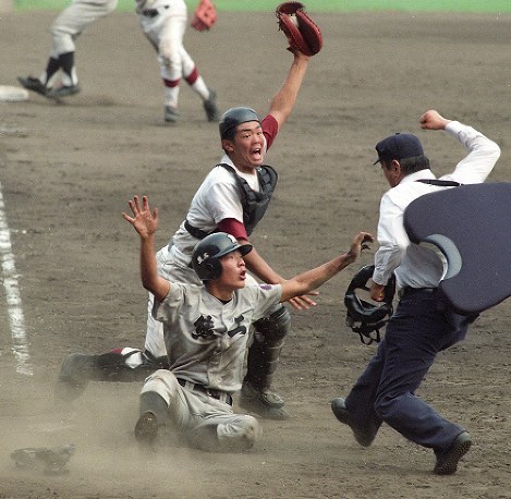 １９９６年の夏の甲子園決勝の松山商−熊本工戦。十回裏熊本工１死満塁、右飛で三塁から星子がホームを突くが矢野の好返球でタッチアウトに＝阪神甲子園球場で１９９６年８月２１日撮影